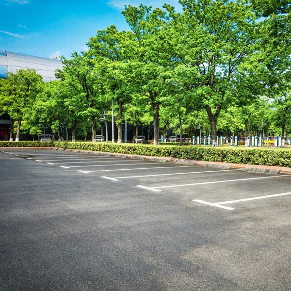 Blick auf den großzügigen Parkplatz.