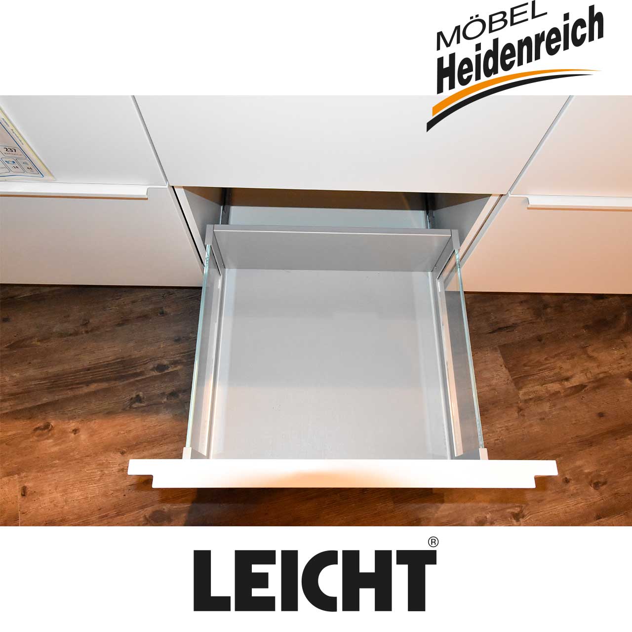 Ausgezogene leere Schublade ohne Einteilungen.