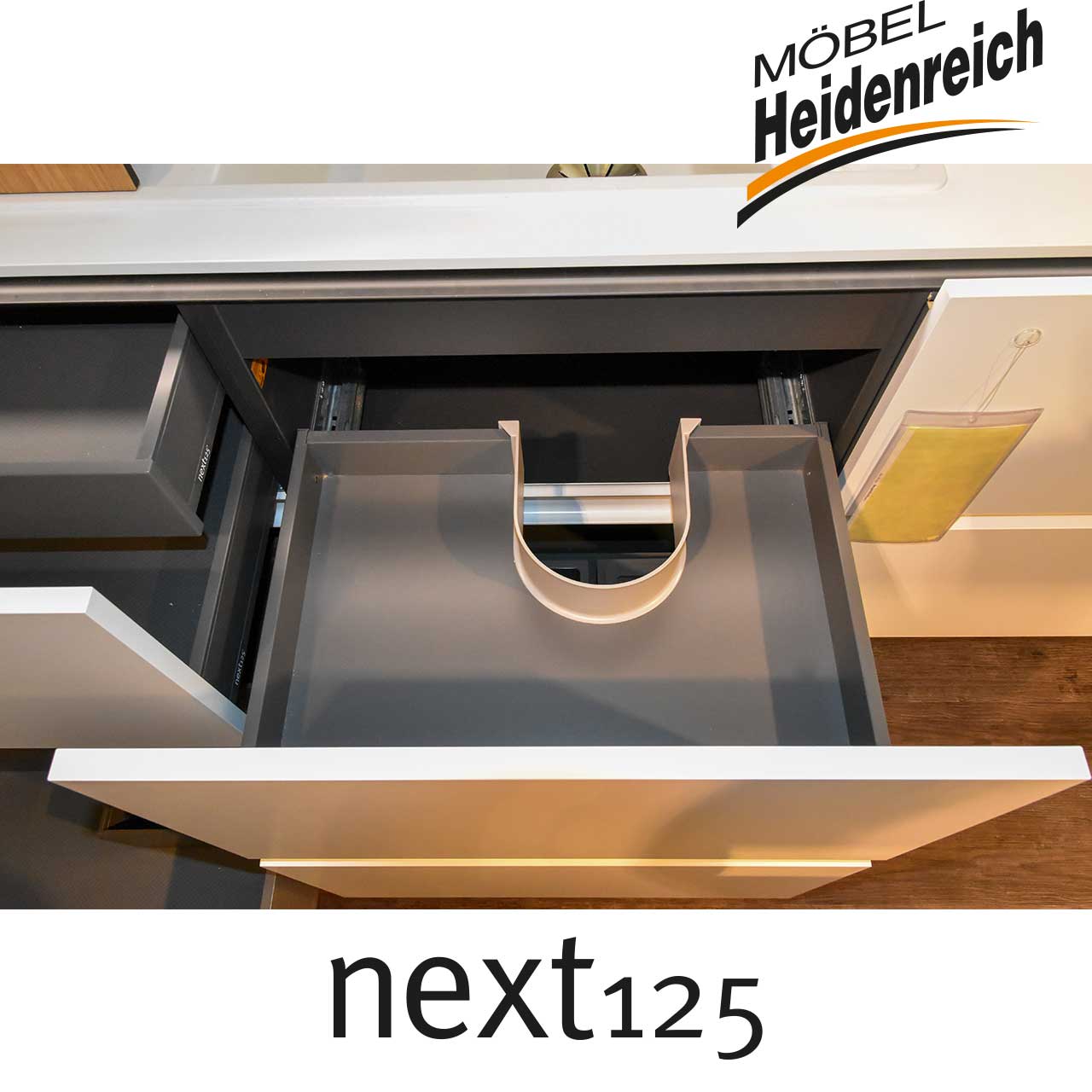 Einblick in Schublade mit Ausschnitt.
