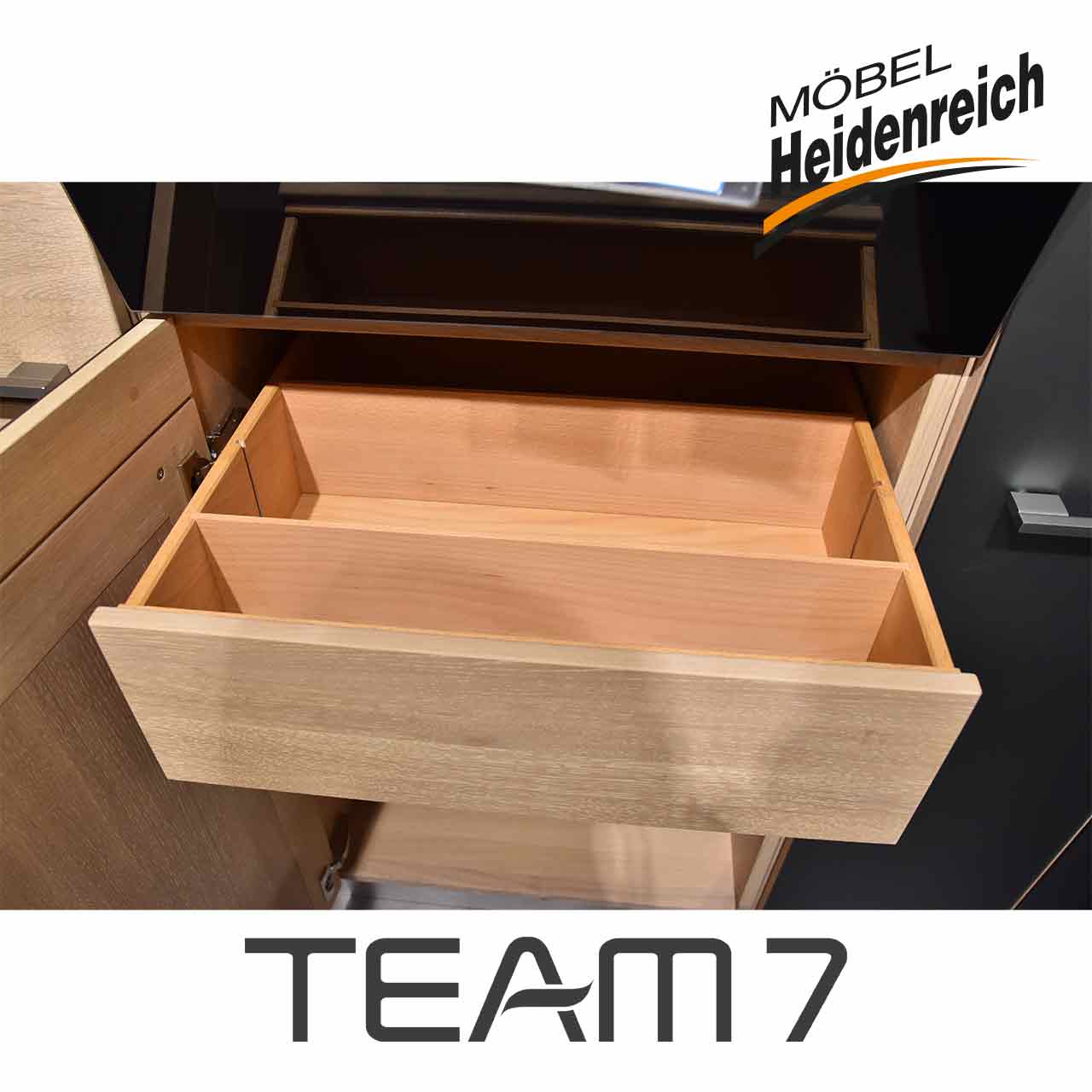 Ansicht eines zweigeteilten Schubfaches.
