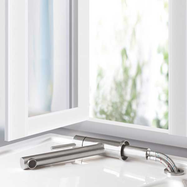 Wasserhahn ist abgeklappt, so dass das Fenster hinter dem Wasserhahn geöffnet werden kann.