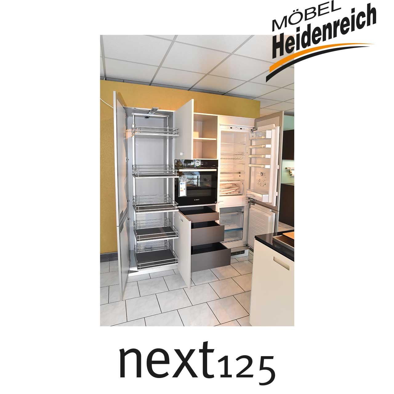 Küchenzeile weiß mit geöffneten Türen.