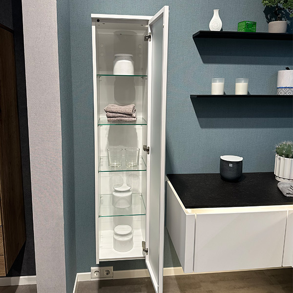 Detailaufnahme der geöffneten Hängevitrine.  Es sind vier Glasböden sichtbar.