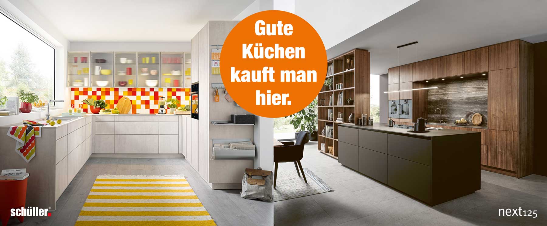 Links eine weiße moderne grifflose Küche von Schüller, rechts eine ebenfalls moderne grifflose Insel-Küche von next125 mit Holzfronten und dunkelgrauen Fronten.
