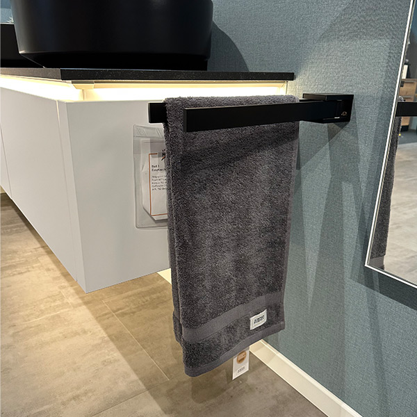 nobilia Easytouch - Detail Handtuchhalter Detailaufnahme des zweiarmigen Handtuchhalters in schwarz.