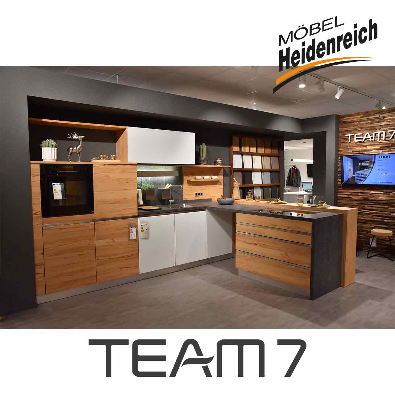 Team7 Küche - Kernbuche Küche in dunklem Holz mit Schränken links, teilweise mit weißen Türen kombiniert, und Theke mit Edelstahlspüle rechts.