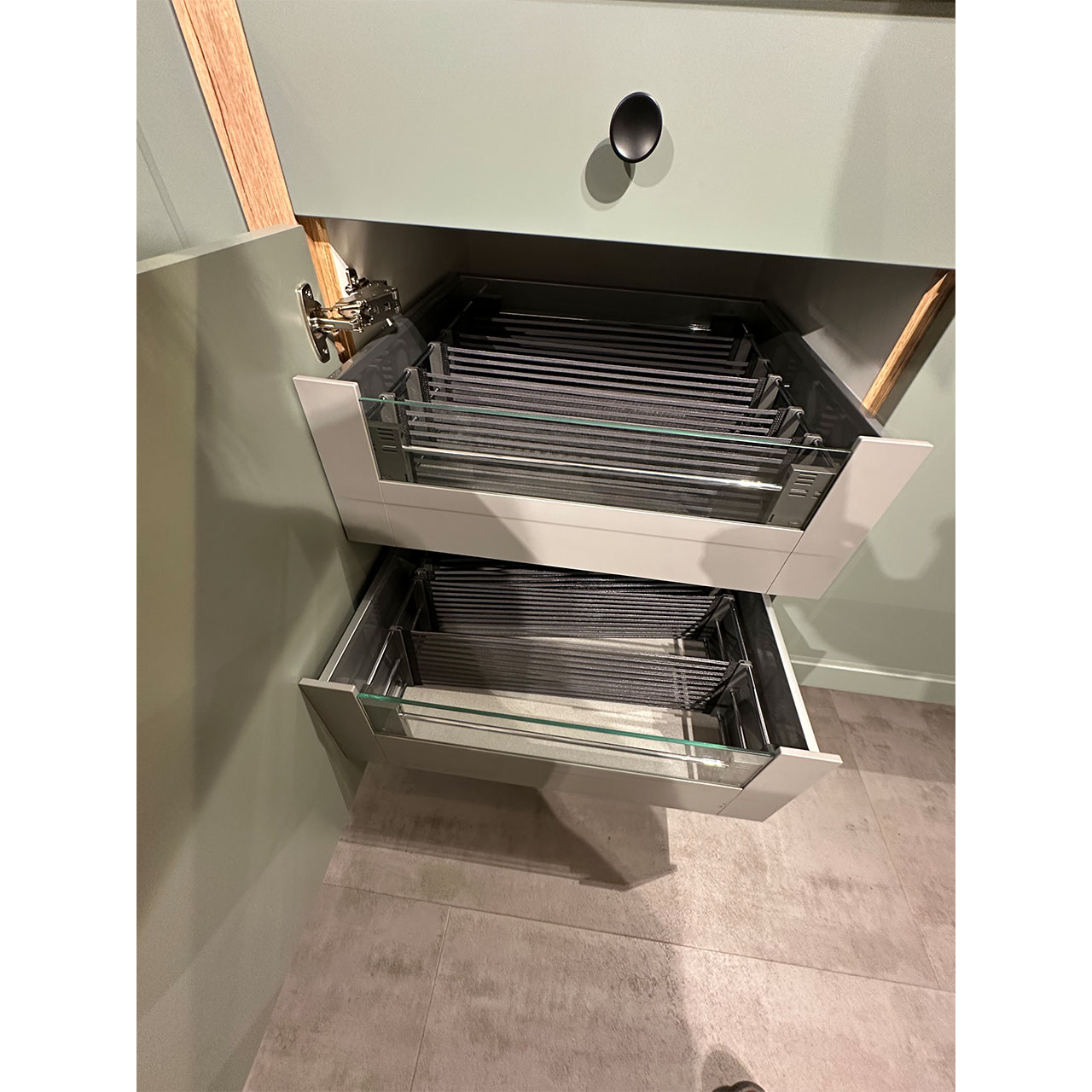 Praktische Einsätze in den Schubfächern für Ordnung.