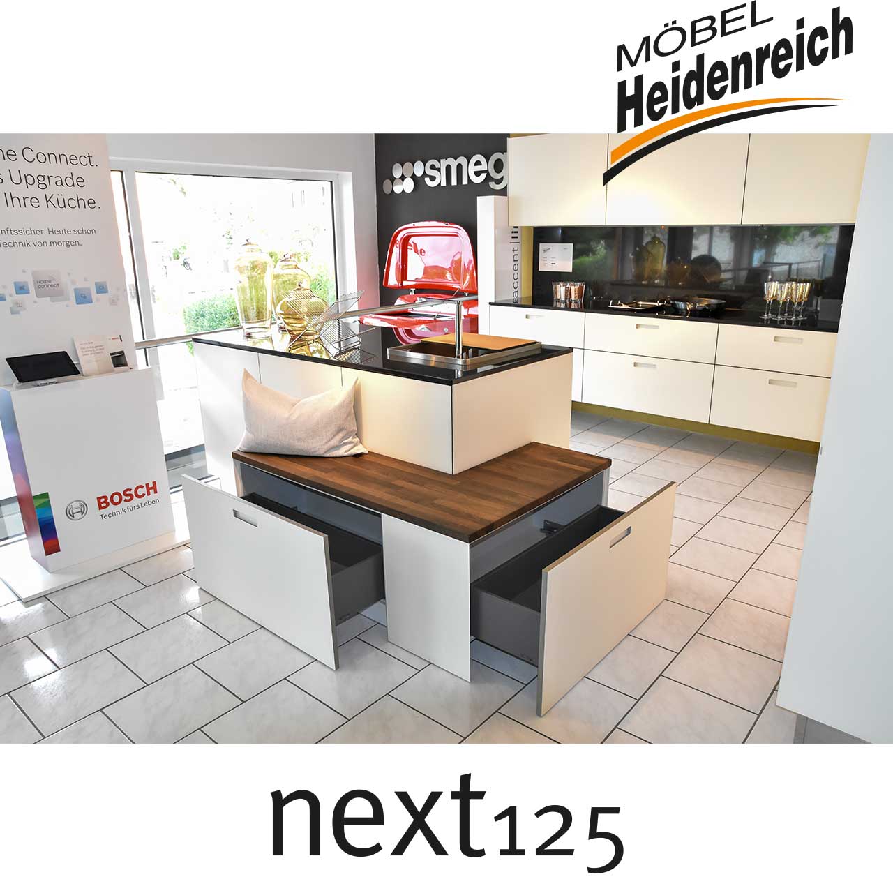 Gleiches Bild mit geöffneten Schubladen unter dem Sitzbereich.
