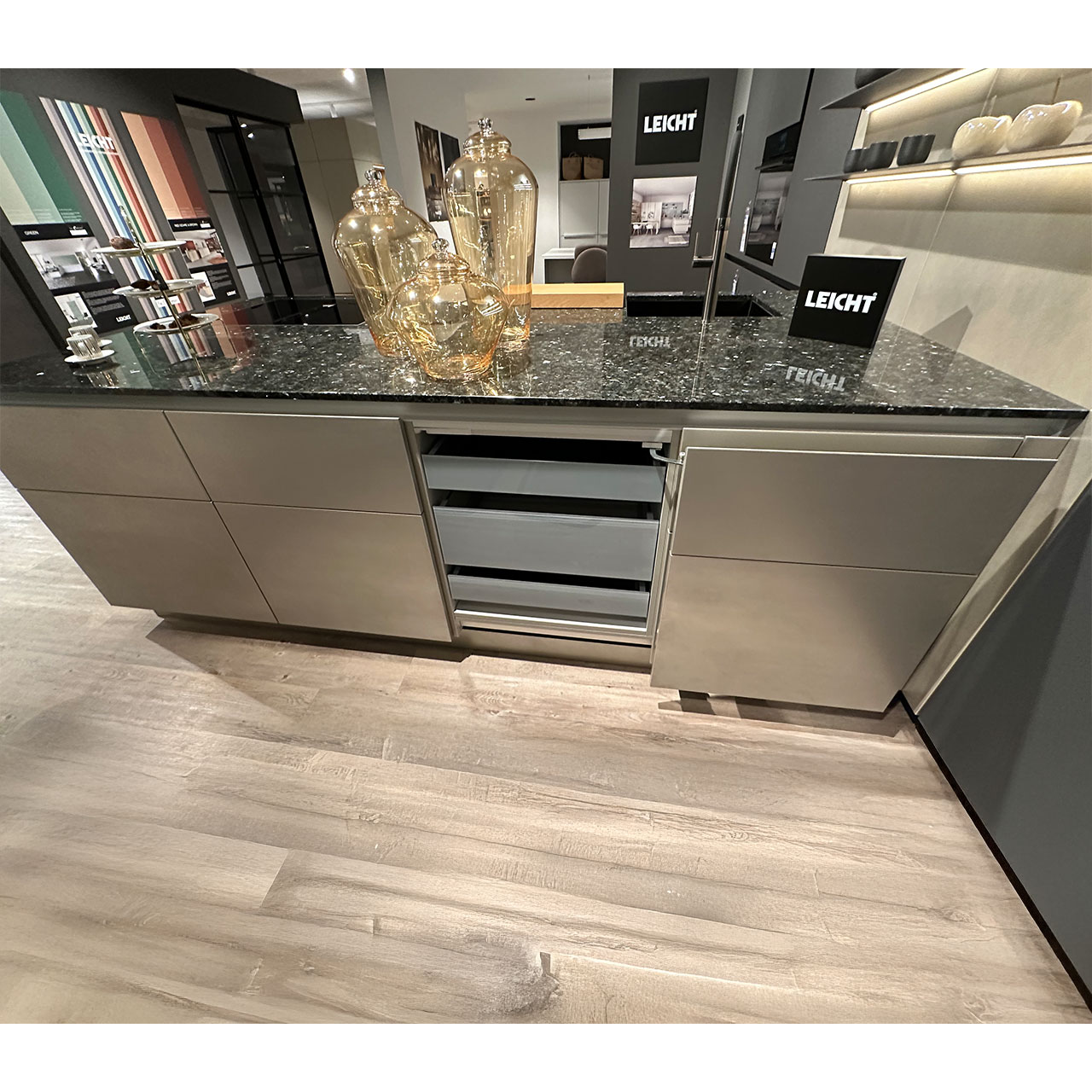 Kücheninsel mit praktischen Schubladen unter der Arbeitsplatte