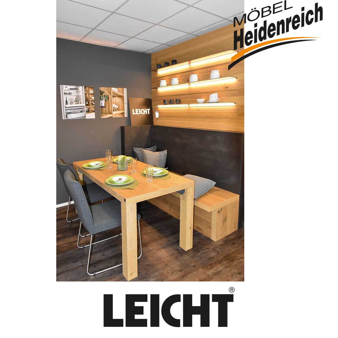 Blick auf Essecke mit Regalen an der Wand