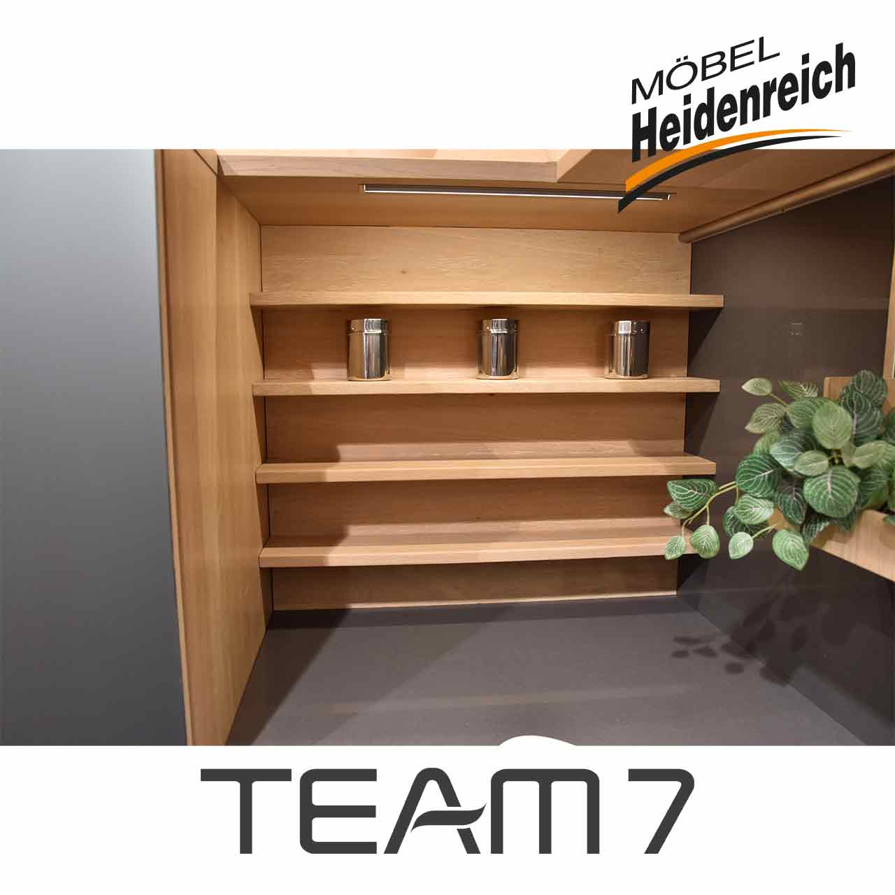 Regal für Gewürze mit vier Böden.