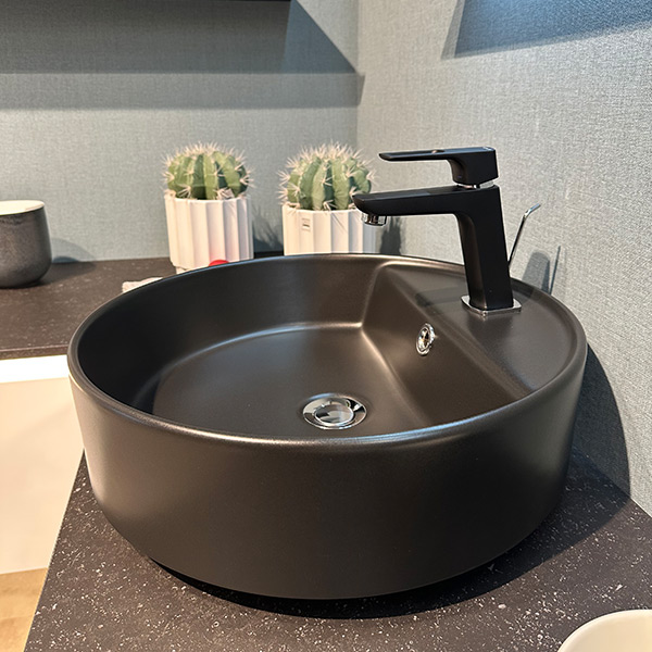 nobilia Easytouch - Detail Waschbecken mit Armatur Detailaufnahme des runden Waschbeckens in Schwarz.