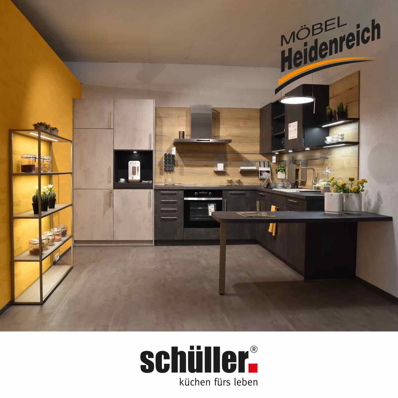 Einbauküche mit beleuchtetem Regal links, in der Mitte und rechts Küchenzeilen, im Vordergrund integrierter Essplatz.