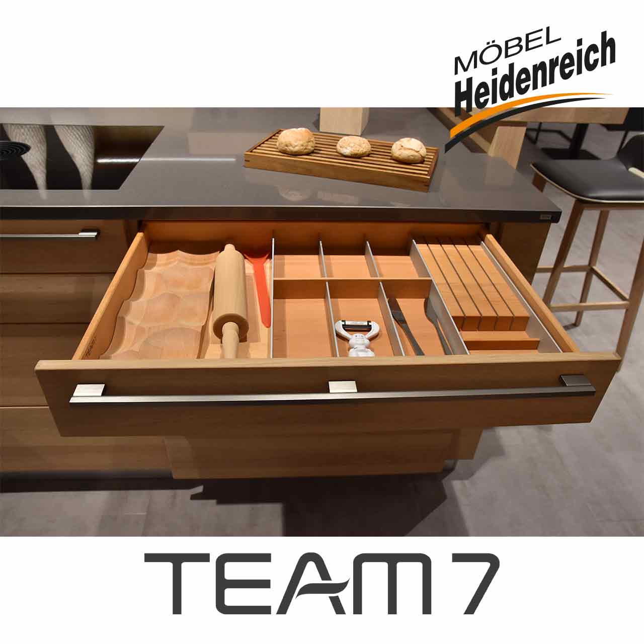 Ausgezogene Schublade mit Einsätzen für Bestecke und Messer