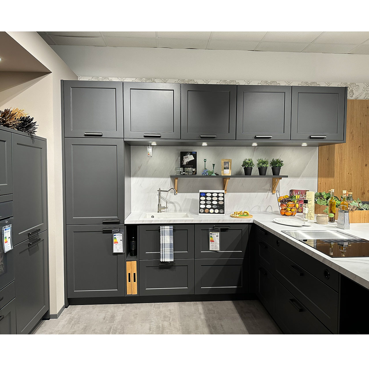 Diese Zeile verbirgt Kühlschrank und Spülmaschine und bietet in den Oberschränken viel Stauraum.