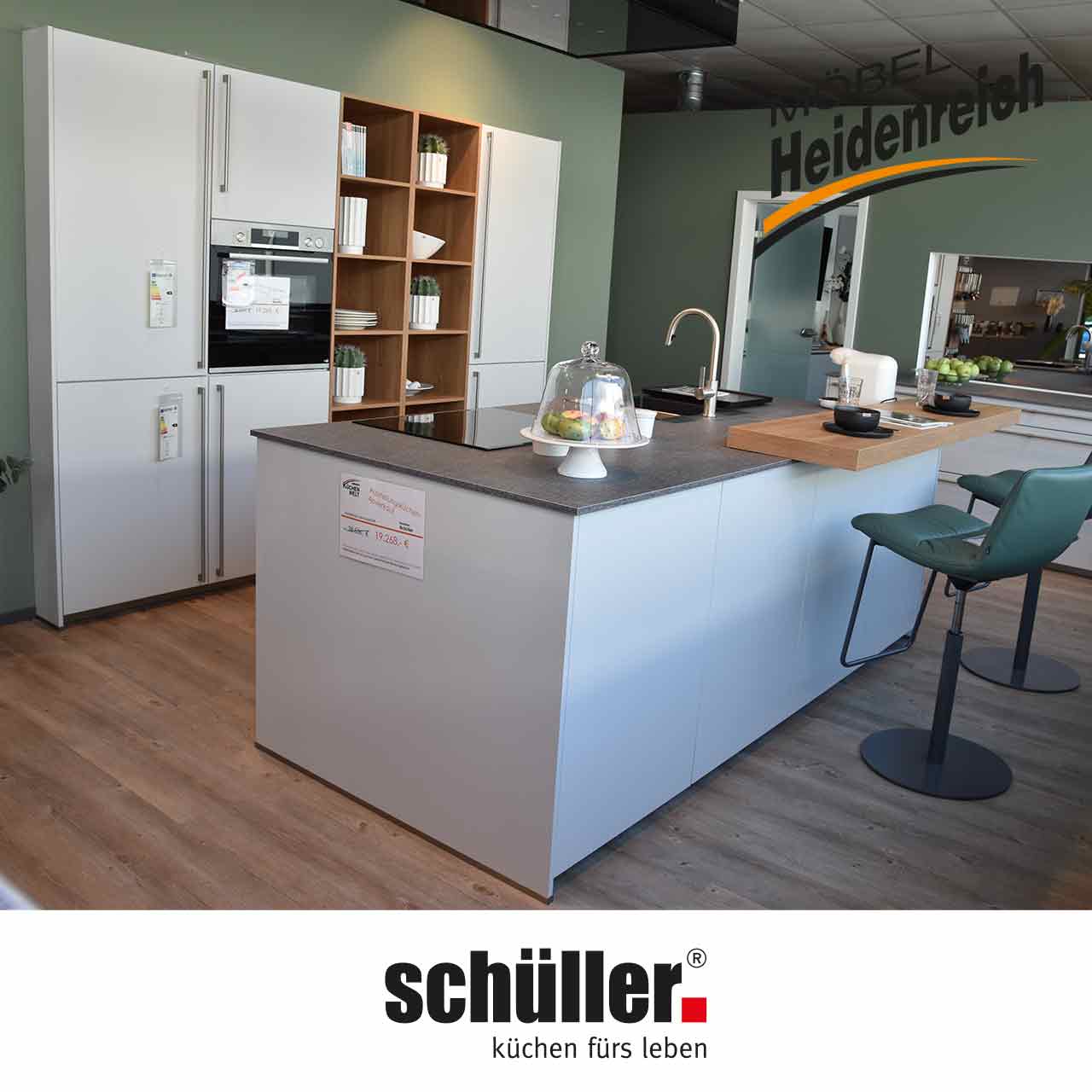 Weiße Küche mit Regaleinsätzen aus hellem Holz und Kücheninsel davor.