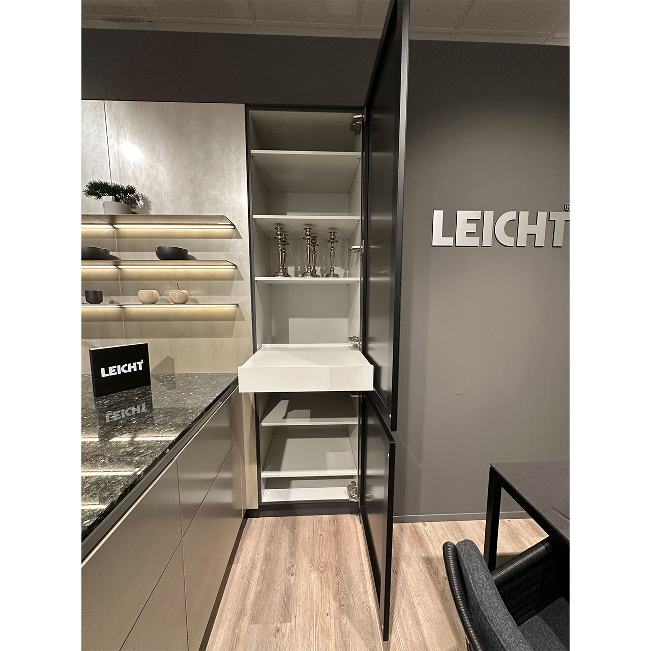 Blick in den Stauraumschrank rechts, dessen Highlight ein ausziehbares Tablar ist.