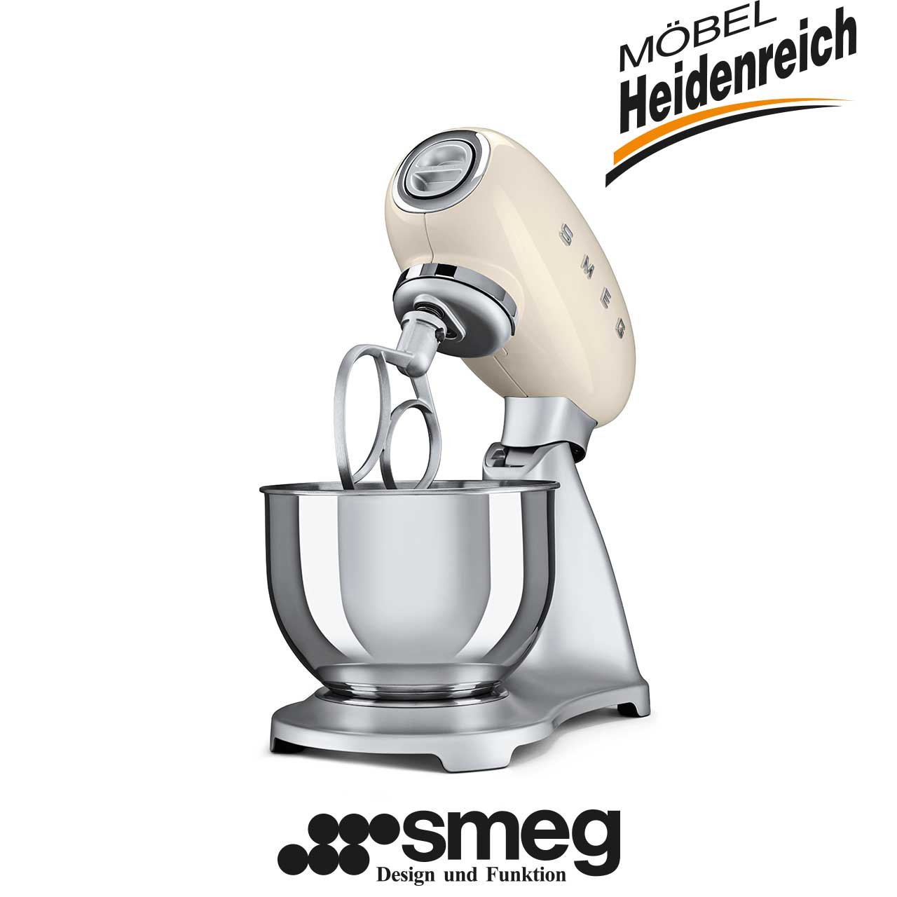 Rührgerät mit silbernem Fuß und beigefarbenem Oberteil mit SMEG Logo. Edelstahl-Rührschüssel steht auf dem Fuß.