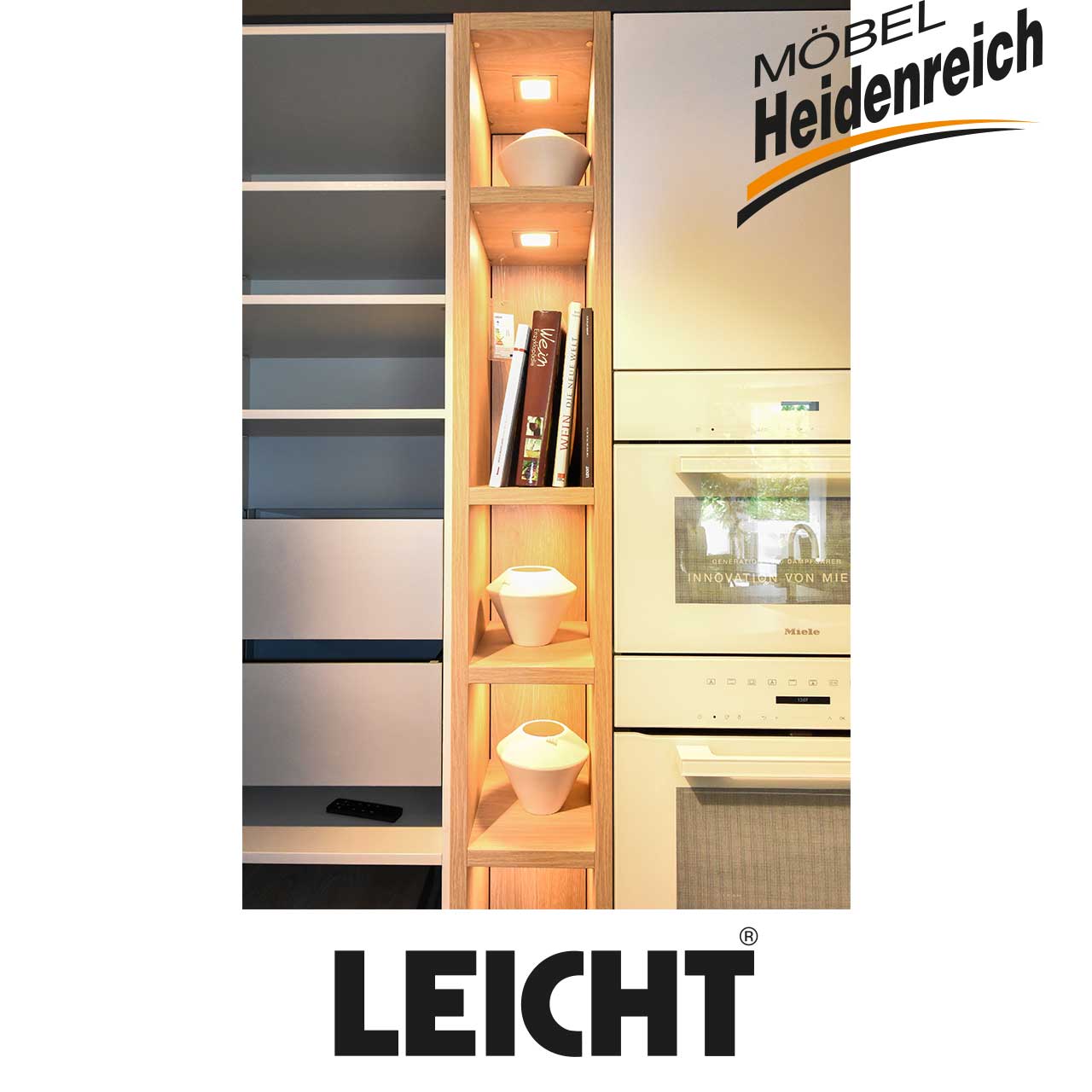 Zwischenregal aus hellem Holz in Detailansicht mit Beleuchtung.