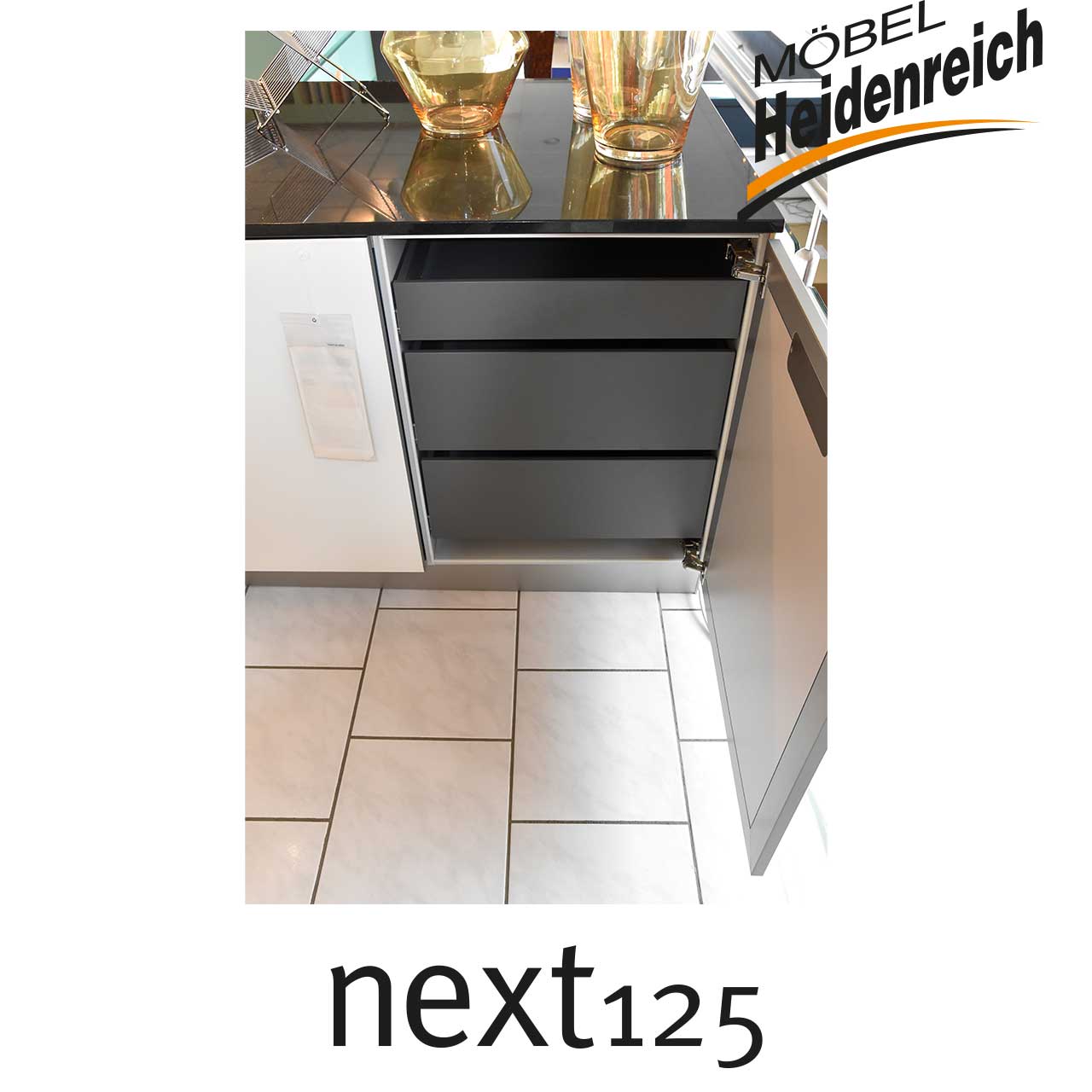 Unterschrank mit schwarzen Schubladen.