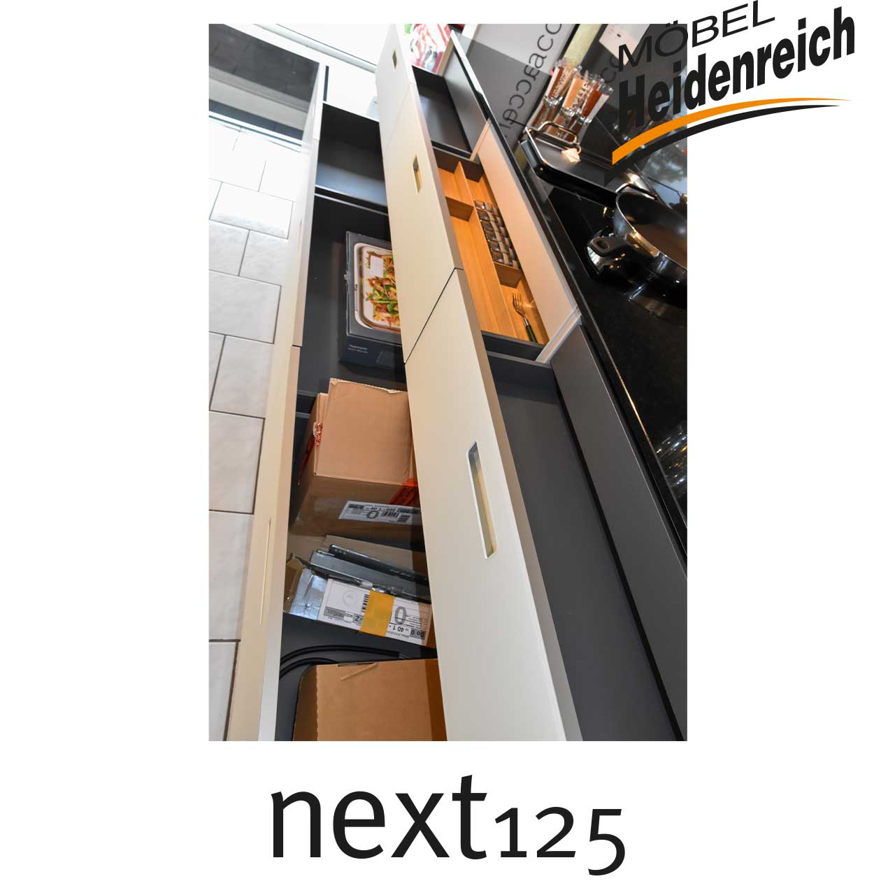 Blick in die geöffneten Schubladen.