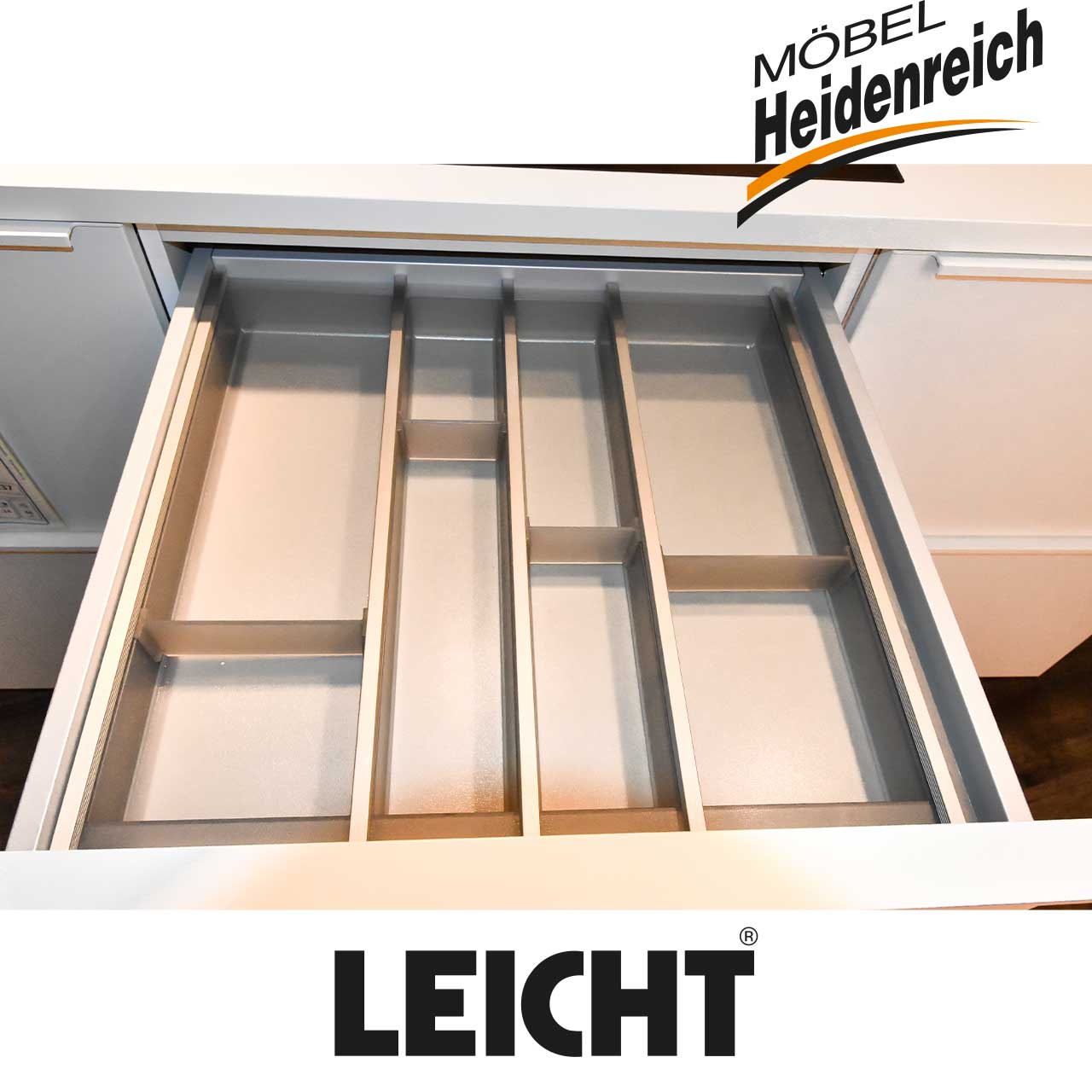 Ausgezogene Schublade mit Besteckeinsatz.