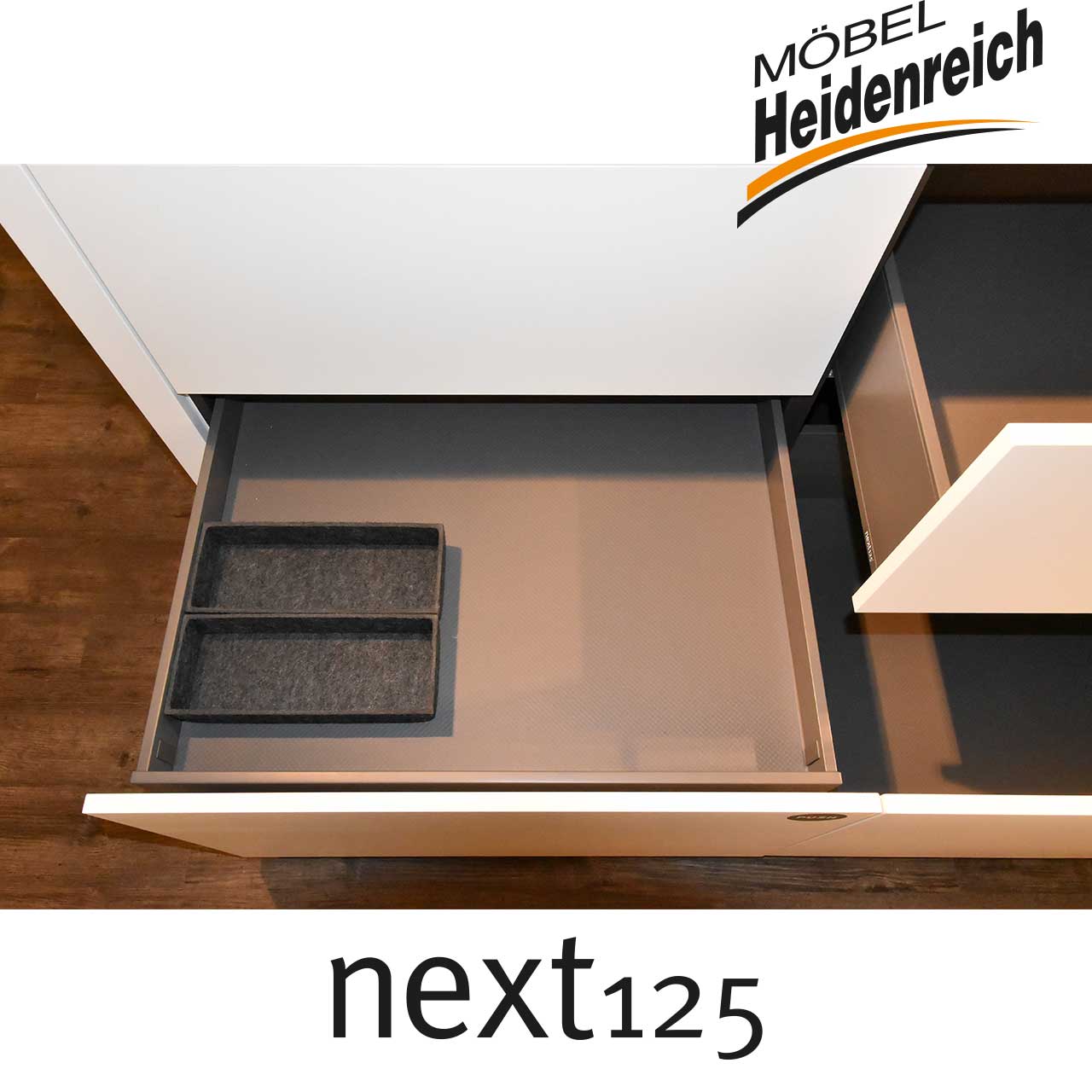 Blick in Schublade mit Einsatz.