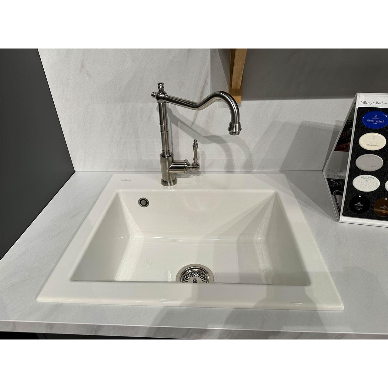 Das weiße Keramikspülbecken ist von Villeroy und Boch.