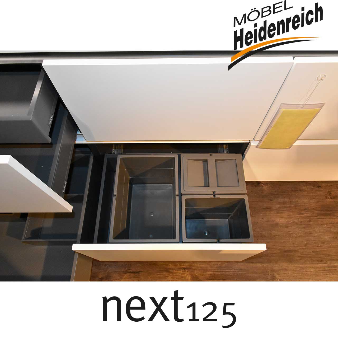 Blick in die Schublade mit Besteckeinsatz.