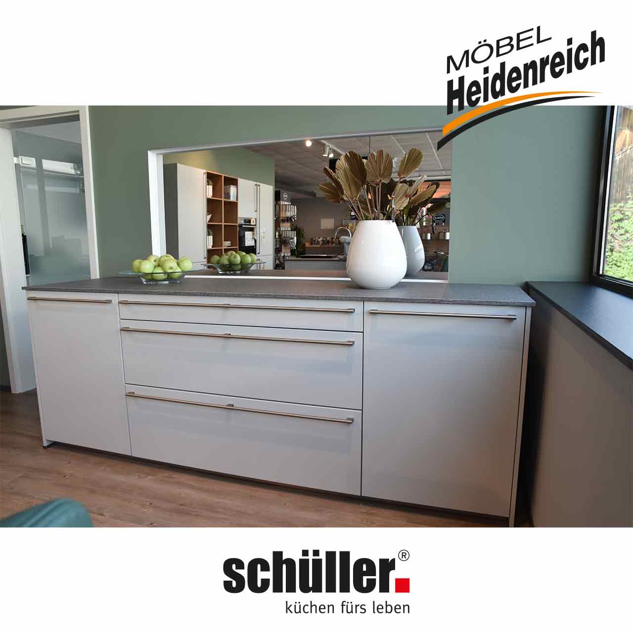 Sideboard aus Unterschränken mit rechteckigem Spiegel darüber.
