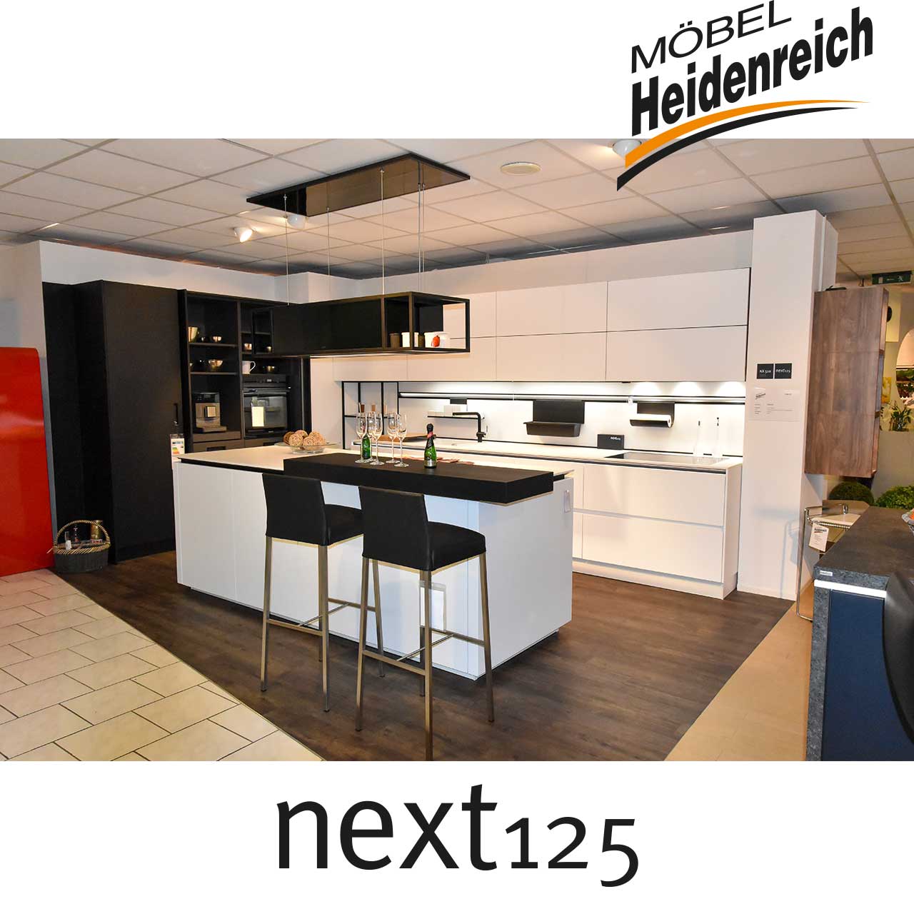 next125 Küche - alpinweiß Weiße Küche mit Theke bzw. Barbereich mit zwei Barstühlen davor.
