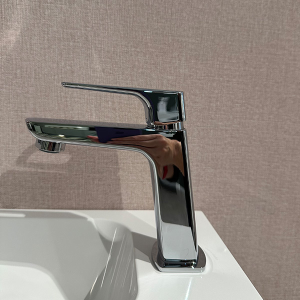 Detailaufnahme der Armatur Chrom Einhandmischer.