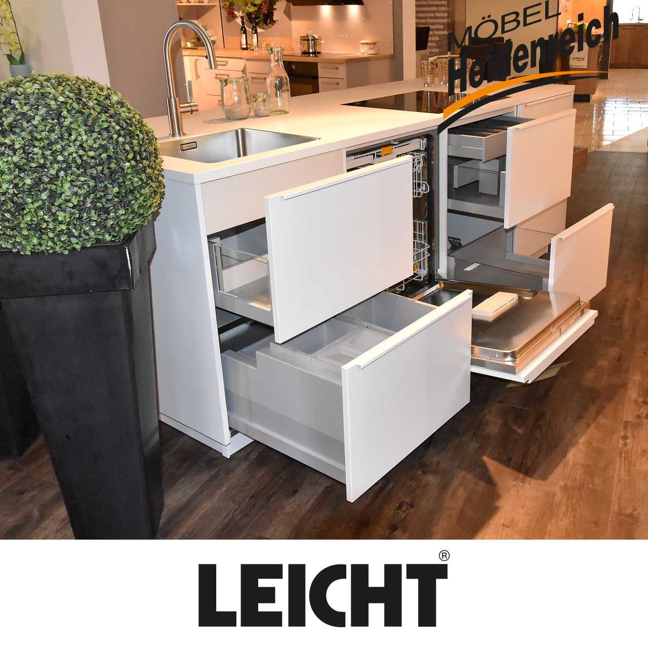 Kücheninsel mit geöffneten Schubladen.