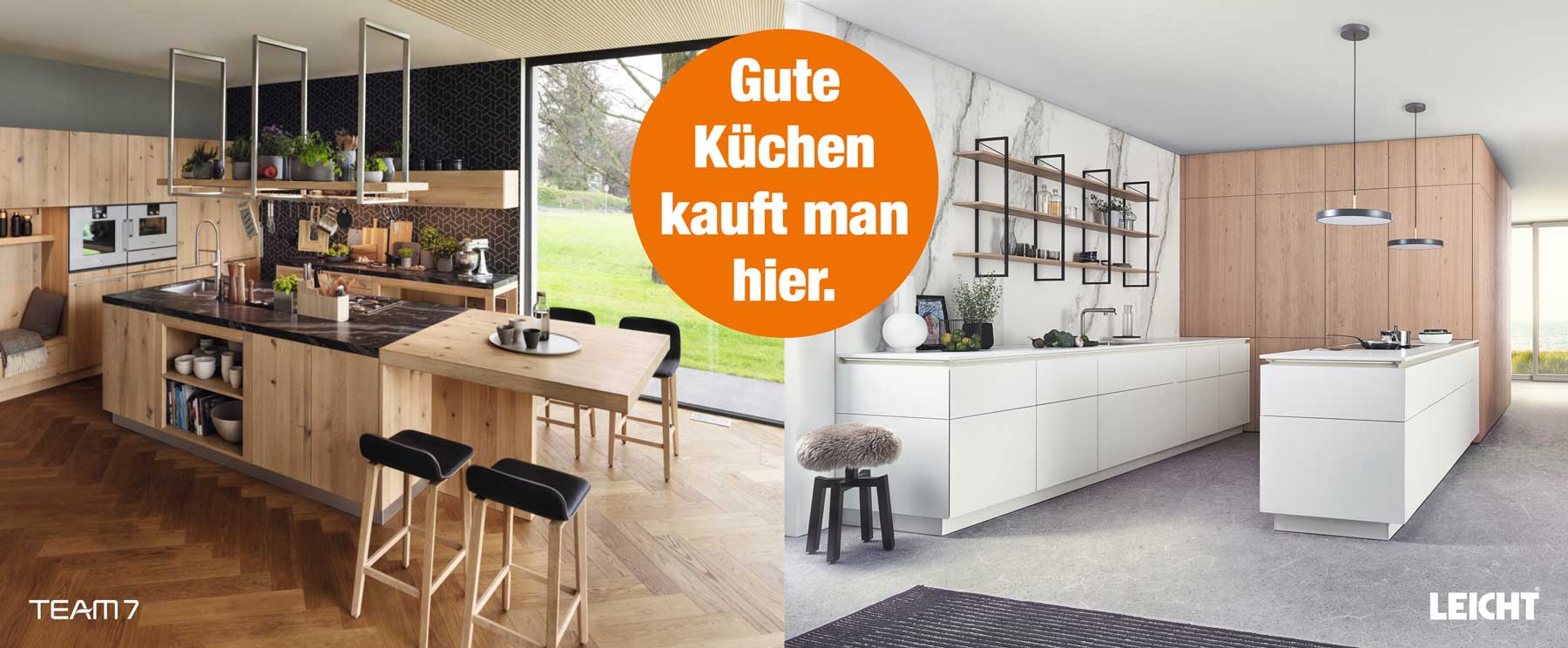 Links eine Echtholzküche aus hellem Holz mit Kochinsel in der Mitte und Bartisch mit Stühlen rechts eine weiße moderne grifflose Küche von LEICHT ohne Oberschränke.